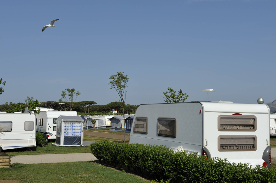 Geniet van rust aan een meer op een charme camping in frankrijk